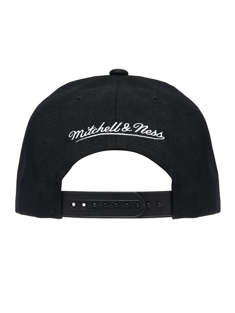 M&N Black Team Colour Pro Pinch Snapback - Cleveland Cavaliers